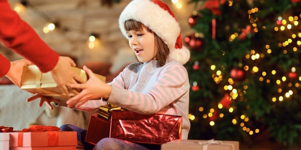 Jeune fille qui reçoit un cadeau de Noël