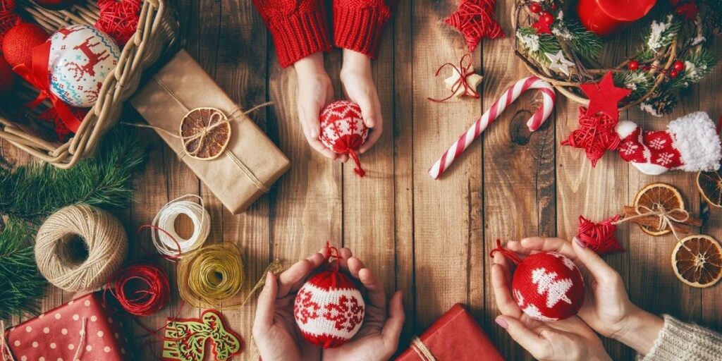 Des cadeaux et des sucres d'orge pour Noël