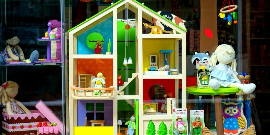 Une maison de poupée, cadeau de Noël pour fille